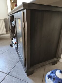 Nízká dřevěná skřínka