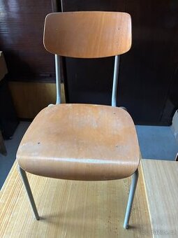 židle s kovovou konstrukcí