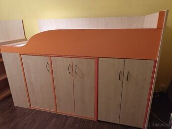 Postel s úložným prostorem