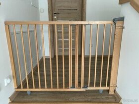 Dřevěná otvírací zábrana ke schodům Geuther