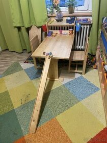 Dětský stůl na míru se skluzavkou pro autíčka + židličky