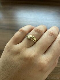 Zlatý dámský prsten s kuličkou