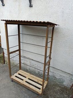 Kovový dřevník