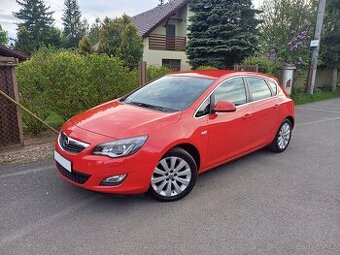 Benzínová Opel Astra 74066km... rok 2010