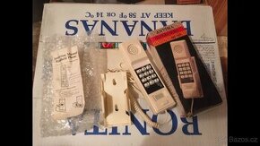 Starý tlačítkový telefon