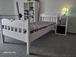 Rustikální postel z masivní borovice