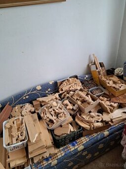 Dřevěný materiál pro řezby k doplnění hodin.