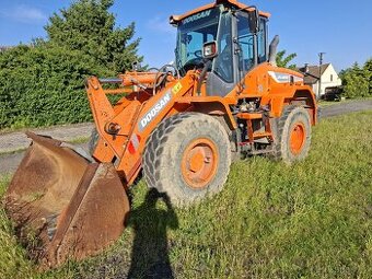 Doosan DL 200 kolový nakladač.