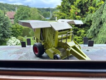 Bruder Claas Rollant 250 balíkovač