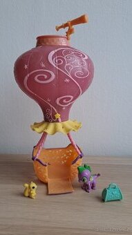 My Little Ponny hrající balón.