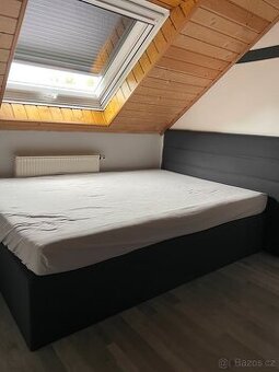 Moderní vysoké černé postele 140x200 jako nové-2 kusy