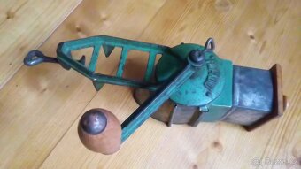 RUČNÍ MLÝNEK  na ořechy, strouhanku