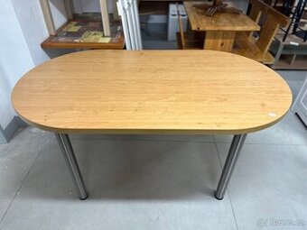 Oválný jídelní stůl