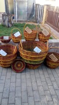 Proutěné košíky, koše.