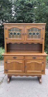 Masivní rustikální příborník