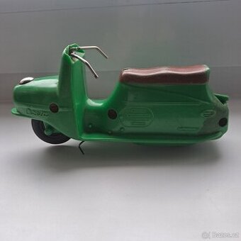 Stará retro hračka Čezeta zelená