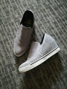 Krásné sportovní elegantní tenisky na klinku