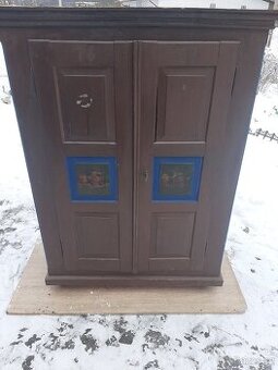 Selská Malovaná šatní skříň z roku 1879,je zachovalá