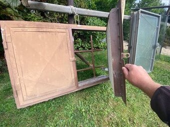 Zateplené kovové dveře včetně mříže