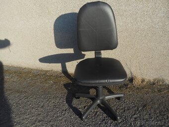 kanc. křeslo; sedačka čalouněná; sušáky na prádlo