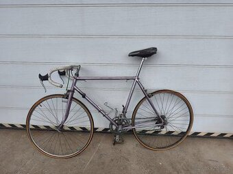 Silniční kolo Favorit