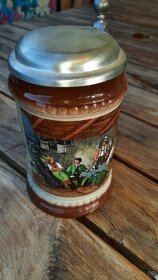 Porcelánový pivní půllitr s cínovou otevírací pokličkou