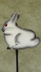 Kovový oboustranně ručně malovaný zápich velikonoční zajíček - 1