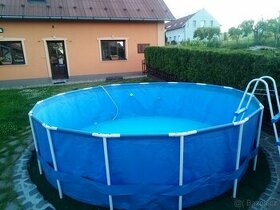 Nadzemní bazén s konstrukcí