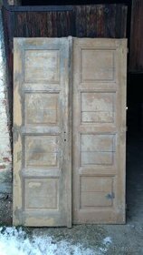 Staré velké 2-křídlé dveře k renovaci
