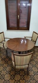 Starožitný dřevěný kulatý stůl a 3 židle vyrobeno v Itálii