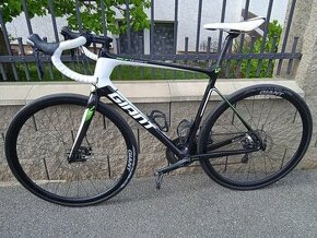 Silniční kolo Giant Defy Advanced, L 56, karbonový rám.