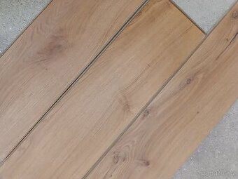 Krásná laminátová podlaha (více než 13 m2)