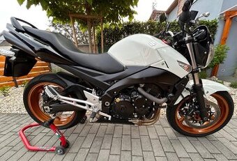 Suzuki GSR 600 - 1
