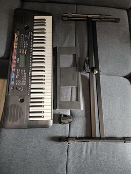 Yamaha PRS model e263 s držadlem pro noty a stojanem na kláv