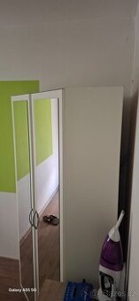 Rohová šatní skříň se zrcadlem