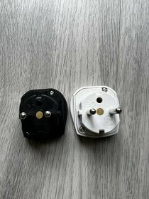 cestovní adaptér redukce. prechodka 220 v