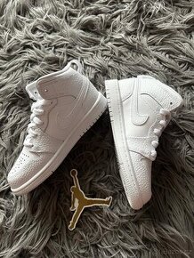 Nike Air Jordan 29,5 Dětské,bílé kožené kotníkové.