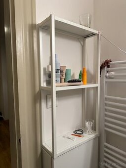 Koupelnová skříňka IKEA otevřená