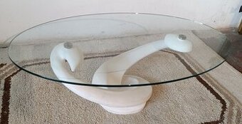 Stylový, konferenční stolek se skleněnou deskou.