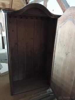 Starožitné šatní skříně