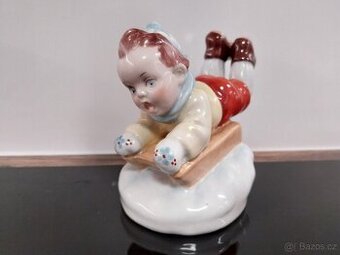 Chlapec na sáňkách