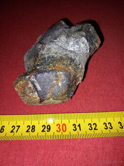 Minerál, nerost - granát almandin