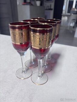 Červené sklenice se zlatým dekorem