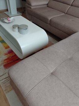 Stolík konferenčný plastový oval krásny malé chybičkyžívaním