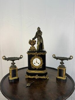 Empírové hodiny (135011)