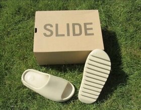 Yeezy Slides (35EU)