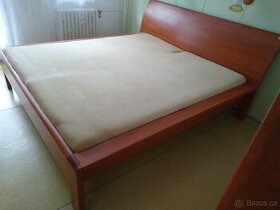Krásná manželská postel z masívu