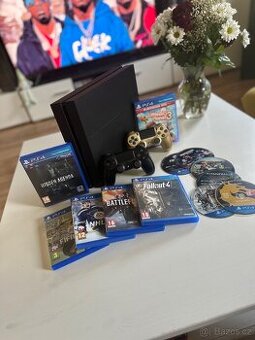 PS4, dva ovladače, 12 her