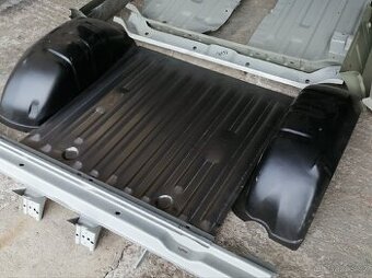 Podlaha kufru Suzuki Samurai.