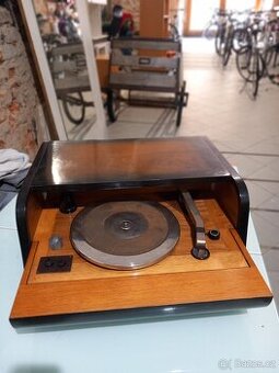 Starý gramofon ve skříňce